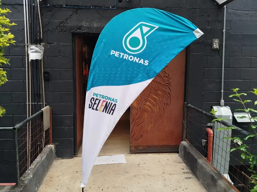 Windbanner Onda Flag instalado em cliente, foto 5